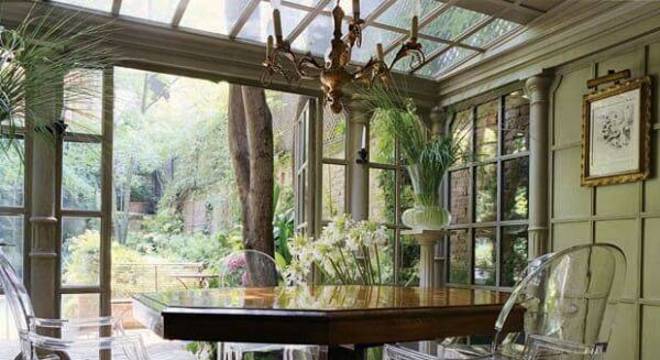 A cadeira medalhão acrílico traz neutralidade ao ambiente