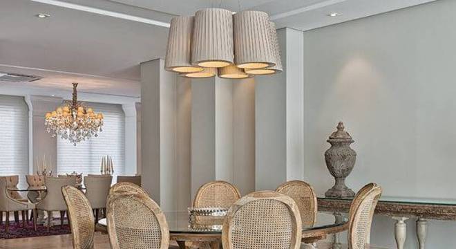 A cadeira medalhão de madeira trouxe um toque rústico a ambiente