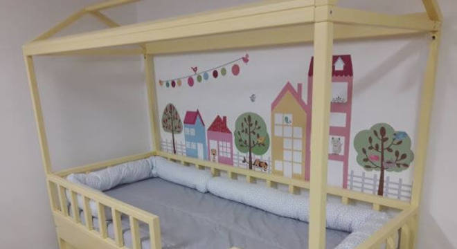 A cama casinha pode contar com uma linda decoração