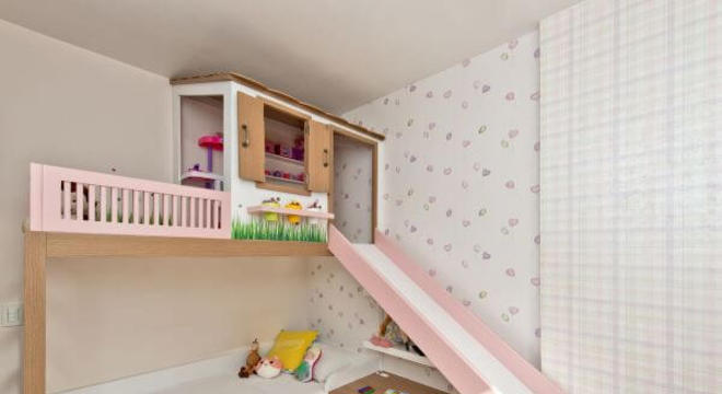 A cama com casinha beliche pode ter um escorregador para deixar o ambiente mais divertido