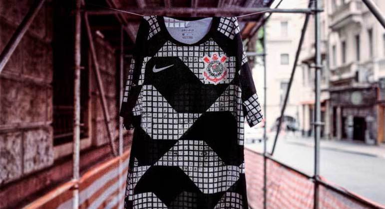 A camisa do Corinthians lancada no final de 2020, inspirada nas calcadas de Sao Paulo, virou meme entre os rivais do Timao.