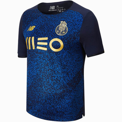 A camisa do gigante Porto, de Portugal, tem um estilo parecido: dois tons da mesma cor (neste caso, o azul) e com o patrocinador aparecendo de forma discreta. Os Dragões ficaram em 18º lugar. 
