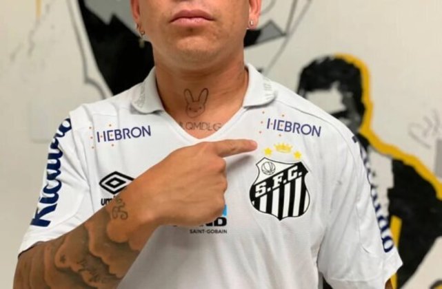 A camisa do Santos na temporada de 2023 incluiu uma coroa acima do distintivo e das duas estrelas do bicampeonato mundial. Uma insígnia para exaltar Pelé - Foto: Divulgação/Santos