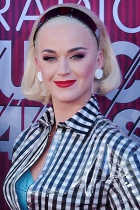  A cantora americana Katy Perry, 37 anos, buscou o tratamento em 2014 ao passar por uma fase de depressão após o fim do relacionamento com o cantor John Mayer, em meio a rumores de traição. 