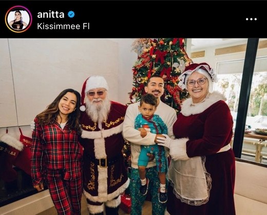 A cantora Anitta foi outra que passou o Natal longe do Brasil. Dos EUA, ela agradeceu a presença de um Papai Noel profissional que alegrou a vida do seu sobrinho.