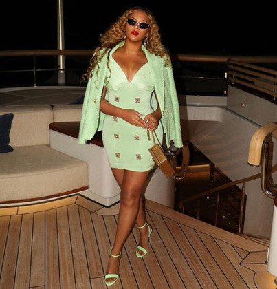 A cantora Beyoncé é uma das pessoas mais ricas e famosas do mundo. Por isso, gasta muito com ela e com mimos para a família. 