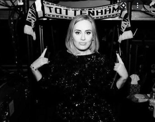  A cantora britânica Adele, 34 anos, é fanática pelo Tottenham e gravou até um vídeo cantando o hino do clube.