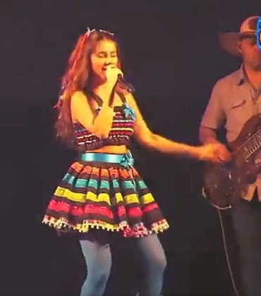 A cantora então decide cantar a música “Zona de Perigo”, hit do cantor Léo Santana no último carnaval.