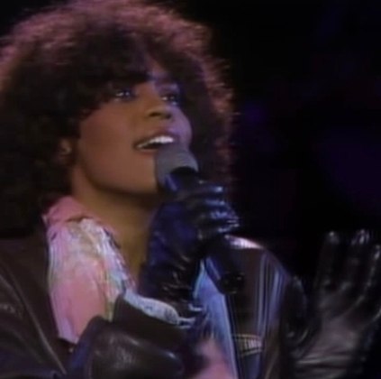 A cantora foi vista publicamente pela última vez em 9 fevereiro, quando cantou em uma festa em um clube noturno local. Segundo relatos de pessoas presentes no dia, a voz de Whitney já estava muito prejudicada.