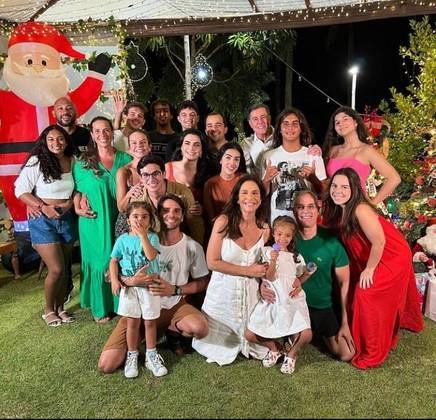 A cantora Ivete Sangalo publicou uma foto com a família e desejou aos seguidores “todo o amor do mundo”.