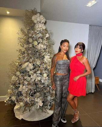A cantora Ludmilla desejou feliz Natal e posou ao lado da esposa, Brunna Gonçalves.
