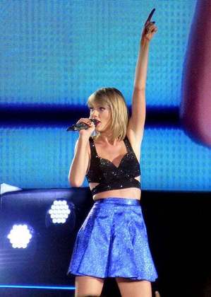 A cantora norte-americana também quebrou outro recorde em 2022, esse negativo. Segundo a agência de marketing “Yard”, Taylor Swift foi considerada a “celebridade mais poluente do ano”, por conta de seus vários voos em jatos privados.
