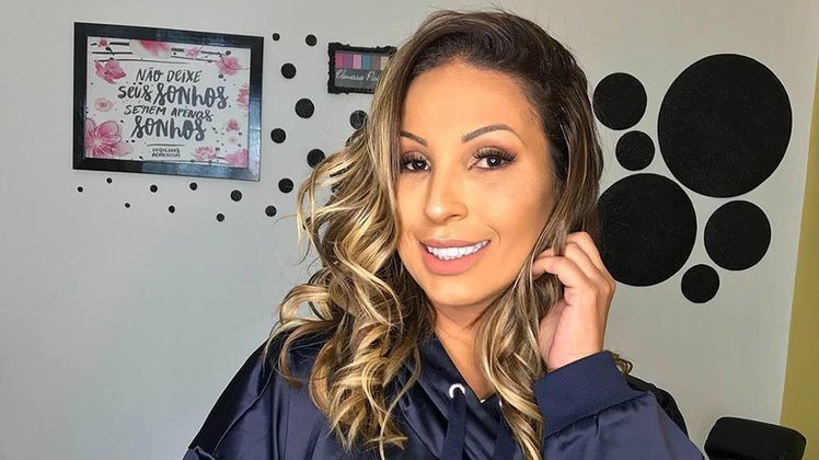 A cantora Valesca Popuzuda recebeu alta nesta quinta-feira, depois de ficar internada desde  domingo (7/11), no Hospital Norte D'Or, no Rio de Janeiro, para tratamento de uma pneumonia bacteriana grave.