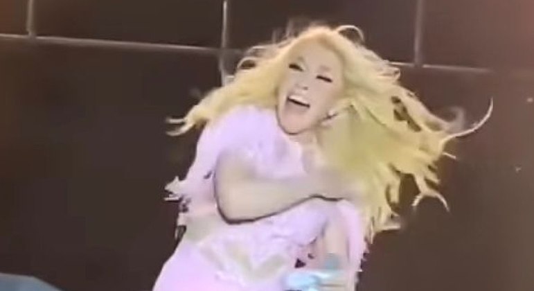 A cantora Yuri grita ao descobrir que tinha uma barata na roupa