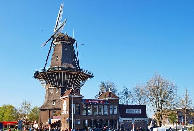 A capital Amsterdã também tem um moinho. Trata-se do “De Gooyer”, o mais alto construído com madeira no país, com 26,6 metros ,  além de ser um dos mais acessíveis. A estrutura está tombada como monumento nacional.