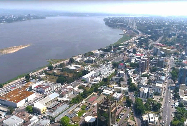 A capital, Brazzaville, tem 2,3 milhões de habitantes e fica à margem do rio Congo. 