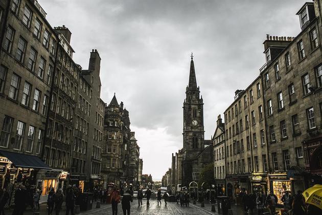 A capital Edimburgo tem uma das paisagens históricas mais deslumbrantes do continente. Serviu de inspiração para J.K.Rowling criar os cenários de Harry Potter. 