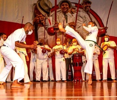 A Capoeira Contemporânea mistura características de ambas. 