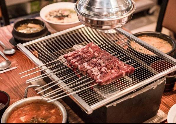 A carne é grelhada na própria mesa onde as pessoas vão fazer as refeições. 