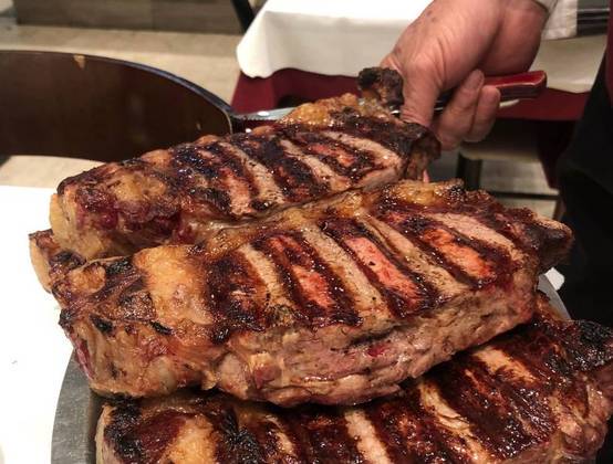 A carne é preparada sobre uma grelha que não deixa a gordura escorrer para o carvão. Também usa-se lenha para preparar churrasco. As preferidas são maminha, contra-filé e costela. 