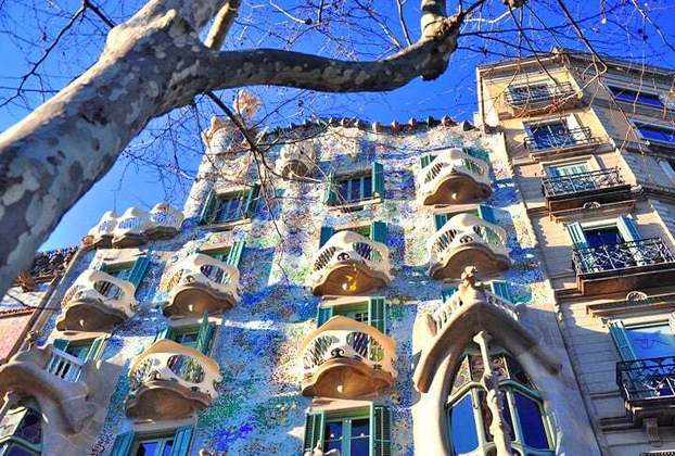 A ‘Casa Batlló’, situada na Passeig de Gràcia, é um dos exemplos de prédios relevantes historicamente. Projetado por Gaudí, a fachada do imóvel foi inspirada no ambiente marinho e representa um dos traços mais marcantes do autor. É um cartão postal de Barcelona e um dos pontos turísticos mais visitados. 