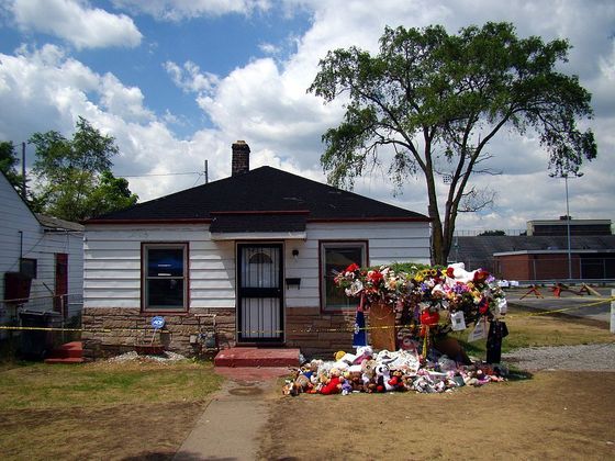 A casa onde a família viveu durante a infância de Michael Jackson, em Indiana, recebe flores em homenagem ao cantor, que deixou saudade. 