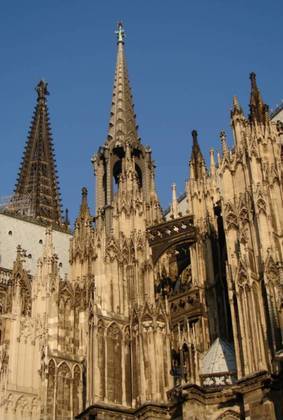 A Catedral de Colônia, em Colônia, na Alemanha, começou a ser construída em 1248 e demorou mais de 600 anos até concluir suas obras.