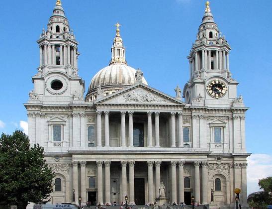 A Catedral de Saint Paul, em Londres, na Inglaterra, começou a ser construída em 604 e passou por novas obras em 1710.
