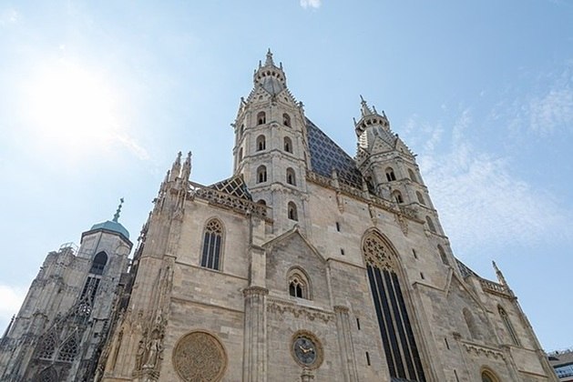 A Catedral de Santo Estevão, ao lado da Riesenrad, é outra atração histórico-cultural-religiosa bem importante para Viena e para a Europa como um todo.
