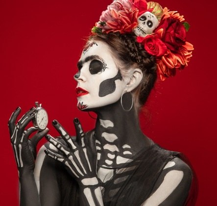 A Catrina, em forma de caveira, é a personagem-símbolo da cultura mexicana que vê na morte o destino natural da vida. Nos desfiles do Dia dos Mortos, as pessoas se pintam de caveira ou usam máscaras. E a Catrina é louvada.