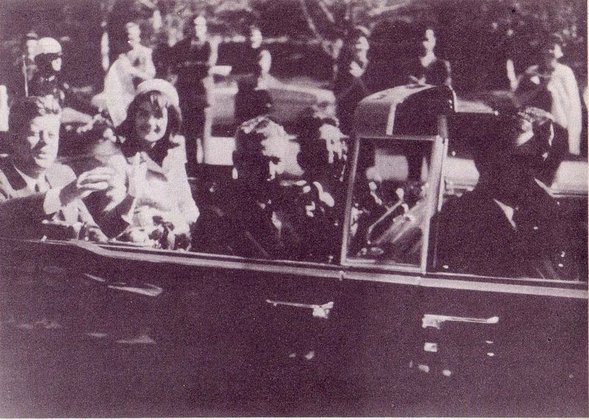 A cena do assassinato, quando Kennedy é atingido por um tiro na cabeça e a mulher levanta para coletar parte de seu cérebro, é uma das mais vistas da história. Na foto, Kennedy e Jaqueline momentos antes do crime. 