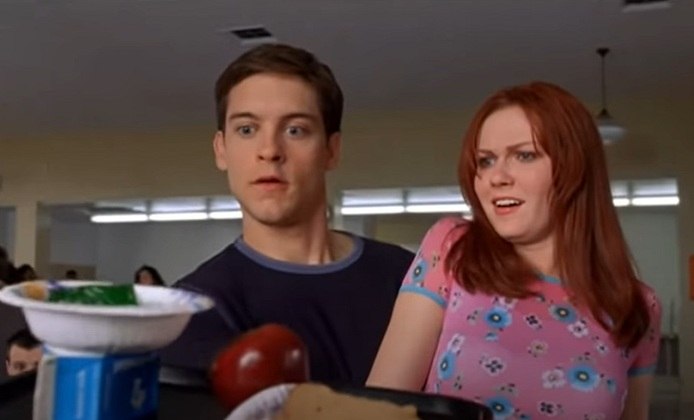 A cena em Homem-Aranha (2002) em que Peter Parker impede Mary Jane de cair e empilha suas comidas na bandeja antes de cair no chão foi feita sem efeitos. Tobey Maguire conseguiu na tentativa 156.