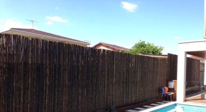 A cerca alta traz privacidade para a área da piscina