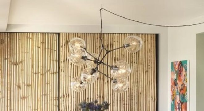 A cerca de bambu decora o ambiente da sala de jantar