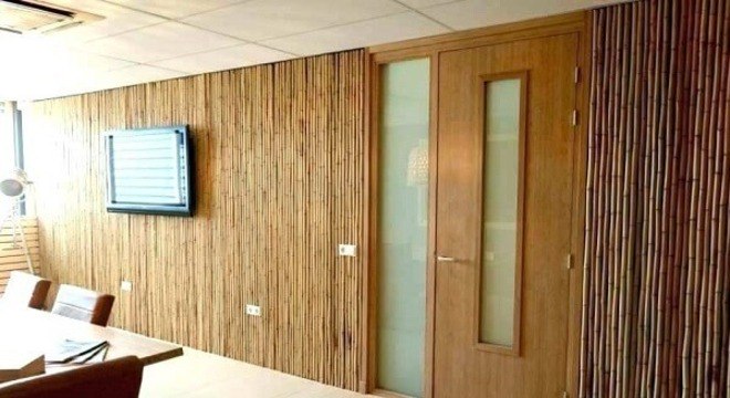 A cerca de bambu foi utilizada como acabamento na parede