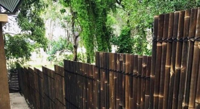 A cerca de bambu pode acompanhar a descida dos degraus de escada