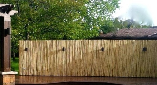 A cerca de bambu traz privacidade ao ambiente