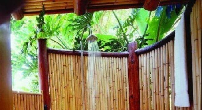 A cerca de bambu traz um toque especial para o momento do banho