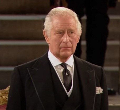 A cerimônia de coroação de Charles III deverá contar com cerca de 2 mil convidados, um número bem menor do que os 8 mil presentes na coroação de sua mãe, Elizabeth II, em 1953.