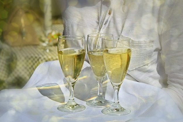 A champanhe é uma bebida alcoólica típica do fim do ano. O preço dela subiu 4,75%, levando em conta a garrafa com 660 ml. Uma alternativa pode ser tomar um vinho tinto, que ficaram mais baratos 4,29%