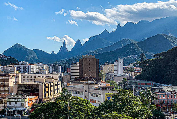 A cidade de 185 mil habitantes é situada a 94 km de distância da capital carioca. E tem esse nome em homenagem à imperatriz Teresa Cristina, esposa de Dom Pedro II. 