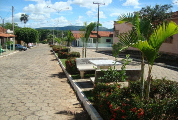A cidade de Anhanguera, em Goiás, terceira colocada, possui uma população de 924 pessoas. O município se encontra na Região Sul goiana, perto da divisa com Minas Gerais. Sua extensão territorial é de 55,6 Km² e a densidade demográfica de 16,6 habitantes por km² 