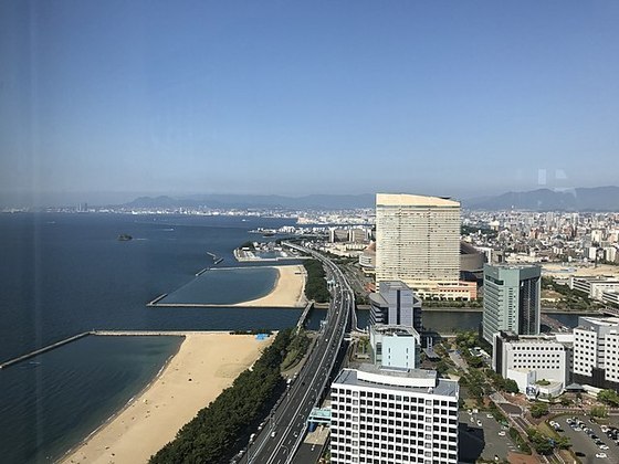 A cidade de Fukuoka fica na costa norte da ilha de Kyushu. É a cidade mais populosa da ilha, com 1,5 milhão de habitantes. 