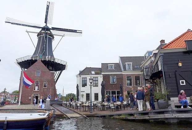 A cidade de Haarlem acomoda o moinho “De Adriaan”, que foi aberto em 1779, mas sofreu um incêndio em 1932. Assim, os moradores da localidade fizeram doações para reunir a quantia necessária para reconstruí-lo, o que ocorreu em 2002.