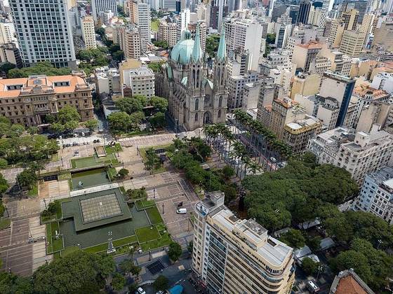 A cidade de São Paulo (sem considerar a Grande São Paulo) tem mais de 12 milhões de habitantes e é uma das mais populosas do mundo. 