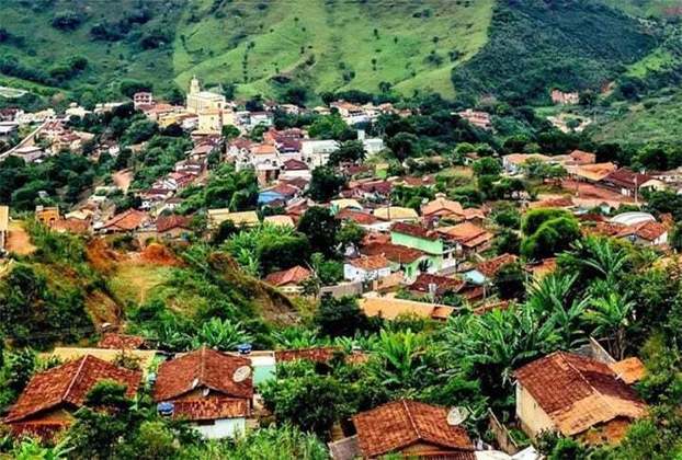 A cidade de São Sebastião do Rio Preto, em Minas Gerais, acolhe uma população de 1.259 habitantes e fecha o top 10. A distância para Belo Horizonte é de 180km. A dimensão territorial do município é de 128 km², enquanto a média de preenchimento populacional se estabelece em 9,8 de moradores por km² 