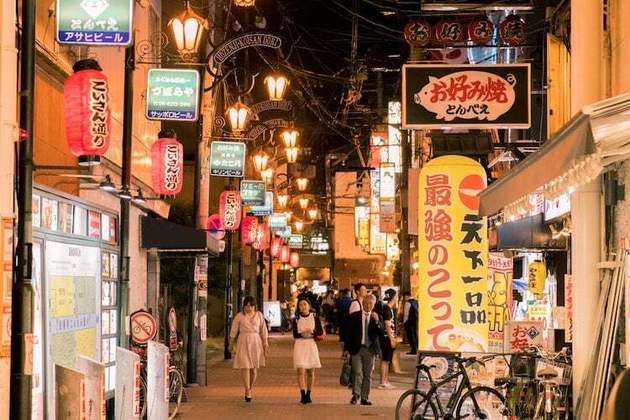 A cidade é conhecida como a capital gastronômica do Japão e é famosa por seus pratos saborosos, incluindo okonomiyaki (panqueca salgada), takoyaki (bolinhos de polvo) e uma variedade de pratos de frutos do mar frescos. 