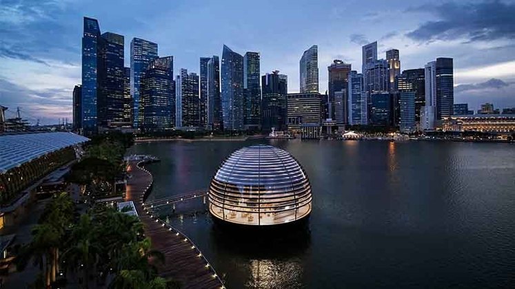 A cidade-Estado Singapura atrai turistas de todo mundo através de sua esbanjada modernidade. Toda sua segurança, limpeza, dinamismo e perfeccionismo seguem como exemplo para outras cidades. O setor de cruzeiros e o crescimento de regiões no entorno também ajudam a impulsionar o turismo no local.