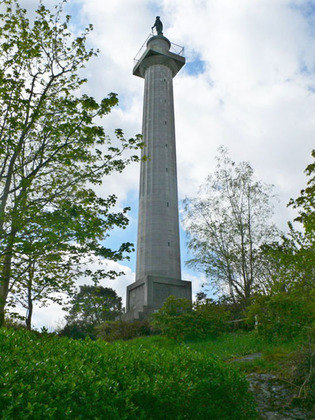 A cidade fica na Ilha de Anglesey, no País de Gales. Na foto, um monumento: a coluna do Marquês de Anglesey. 
