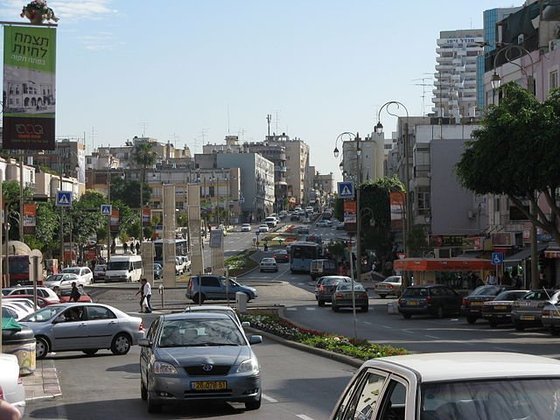 A cidade natal de Gal,  Petah Tikva, tem 233 mil habitantes e fica a 64 km da capital do país, Jerusalém.